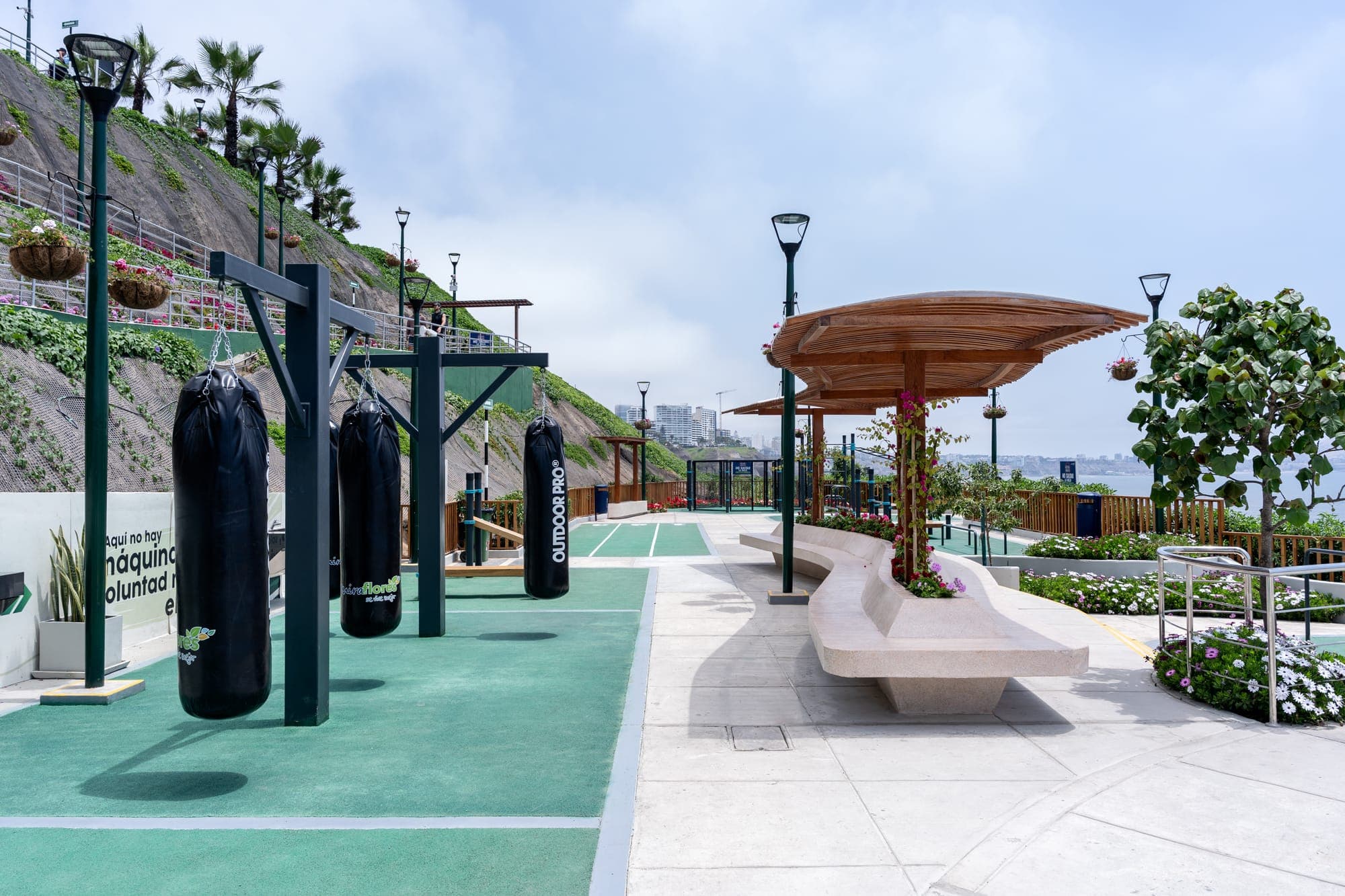 Rack de boxeo con sacos junto a la pérgola del Parque de la Juventud, Miraflores