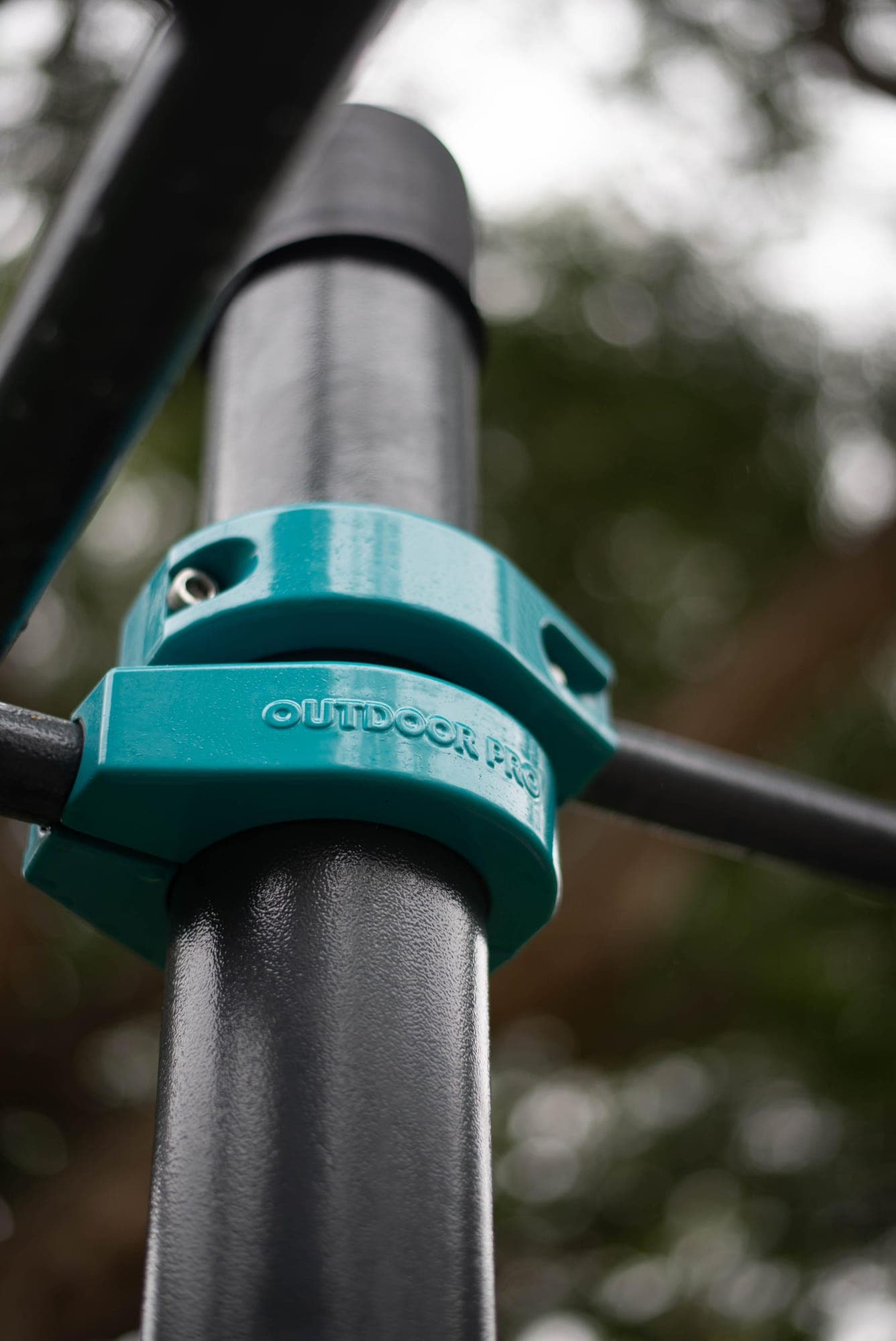 Detalle de la abrazadera OUTDOOR PRO turquesa sobre el poste