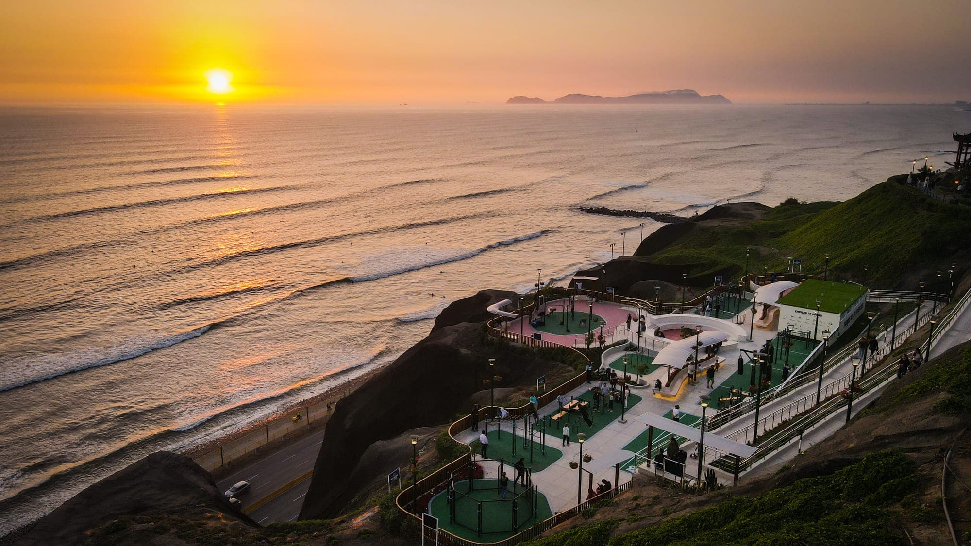 Vista aérea al atardecer del Parque de la Juventud sobre el malecón de Miraflores