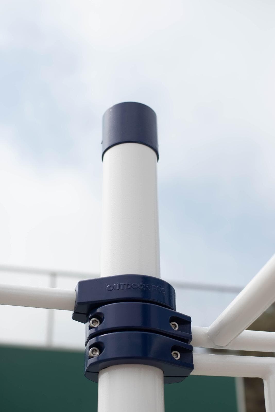 Poste blanco con abrazadera OUTDOOR PRO azul marino