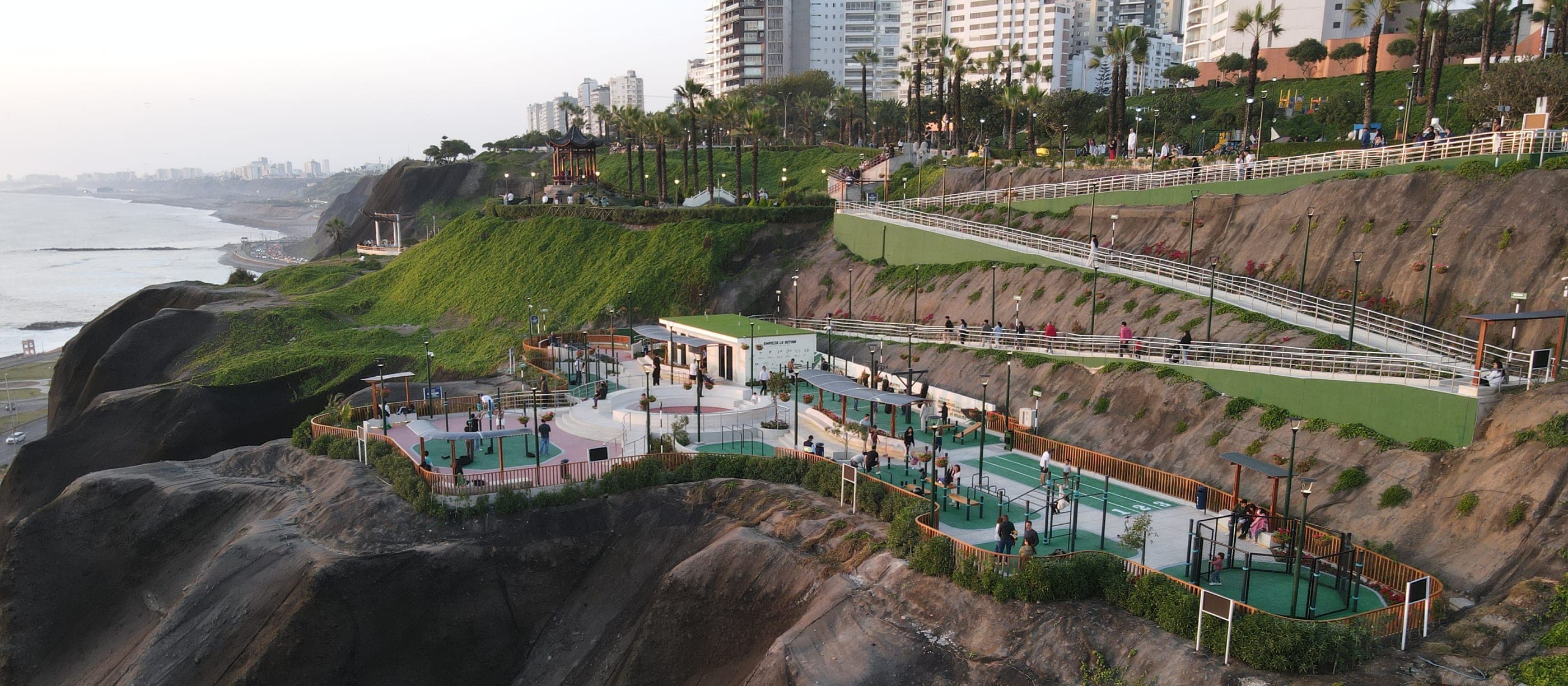 Vista aérea del parque de calistenia en el malecón de Miraflores