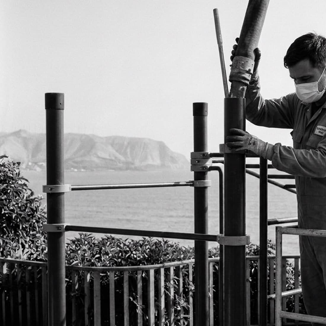 Relleno de una columna con concreto durante la instalación en el malecón de Miraflores